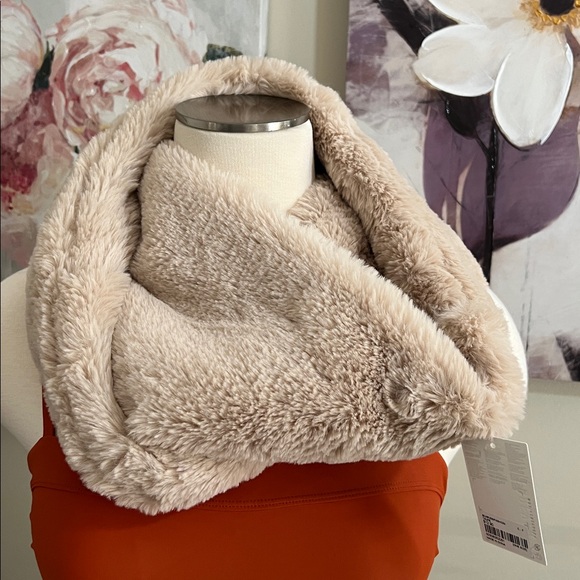 Forever 21 NWT Women’s Plush Faux Fur Infinity Scarf - Picture 1 of 4
